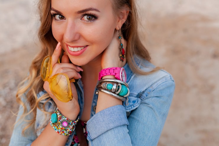 Comment associer plusieurs bracelets fantaisie femme sans faute de goût